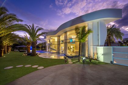 Material de imprensa — Casa Cristal Arquitetura leve que parece flutuar